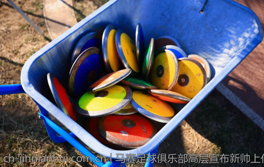 马赛足球俱乐部高层宣布新帅上任计划未来可期